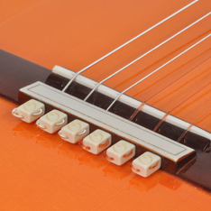 string-tie-white-guitar קשירה למיטרי גיטרה, פטנט יחודי לקשירה של מיתרי הגיטרה - string tie בצבע לבן