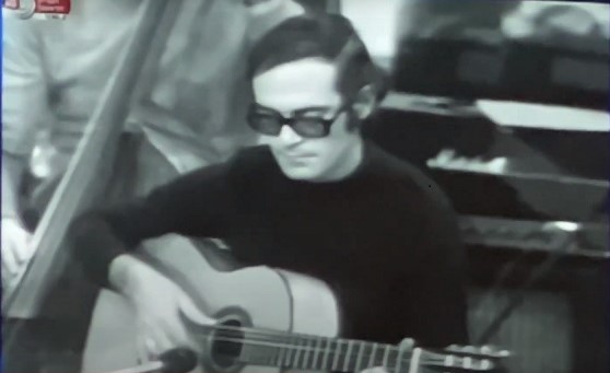 עם גיטרה פלמנקו