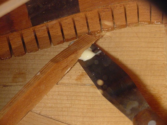 רופף בפנים הגיטרה