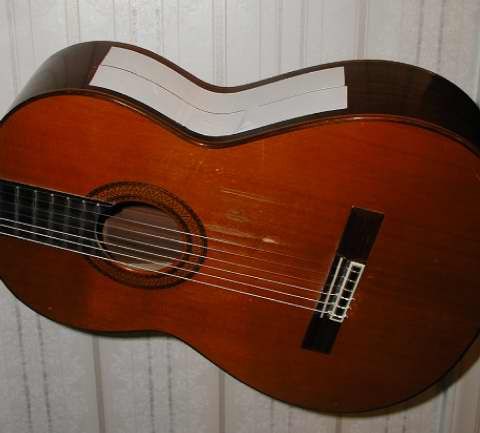 TechTipLapDancePhoto1TapeTopOfGuitar