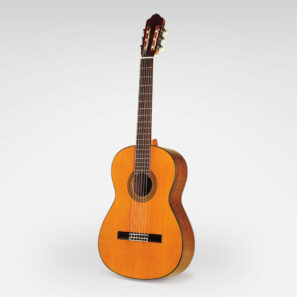 Esteve 5 CD גיטרה קלאסית ברמת ביניים של אסטבה. מתאימה לנגנים מתקדמים המחפשים צליל חם ומלא.בעלת לוח תהודה מעץ ארז מלא וגב וצדים מעץ אגוז.