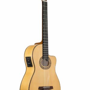 גיטרה פלמנקו מוגברת של הבונה פרודנסיו סאז. רוזטה אובאלית וחיתוך הגוף שמאמשא הגעה נוחה לשריגים הגבוהים