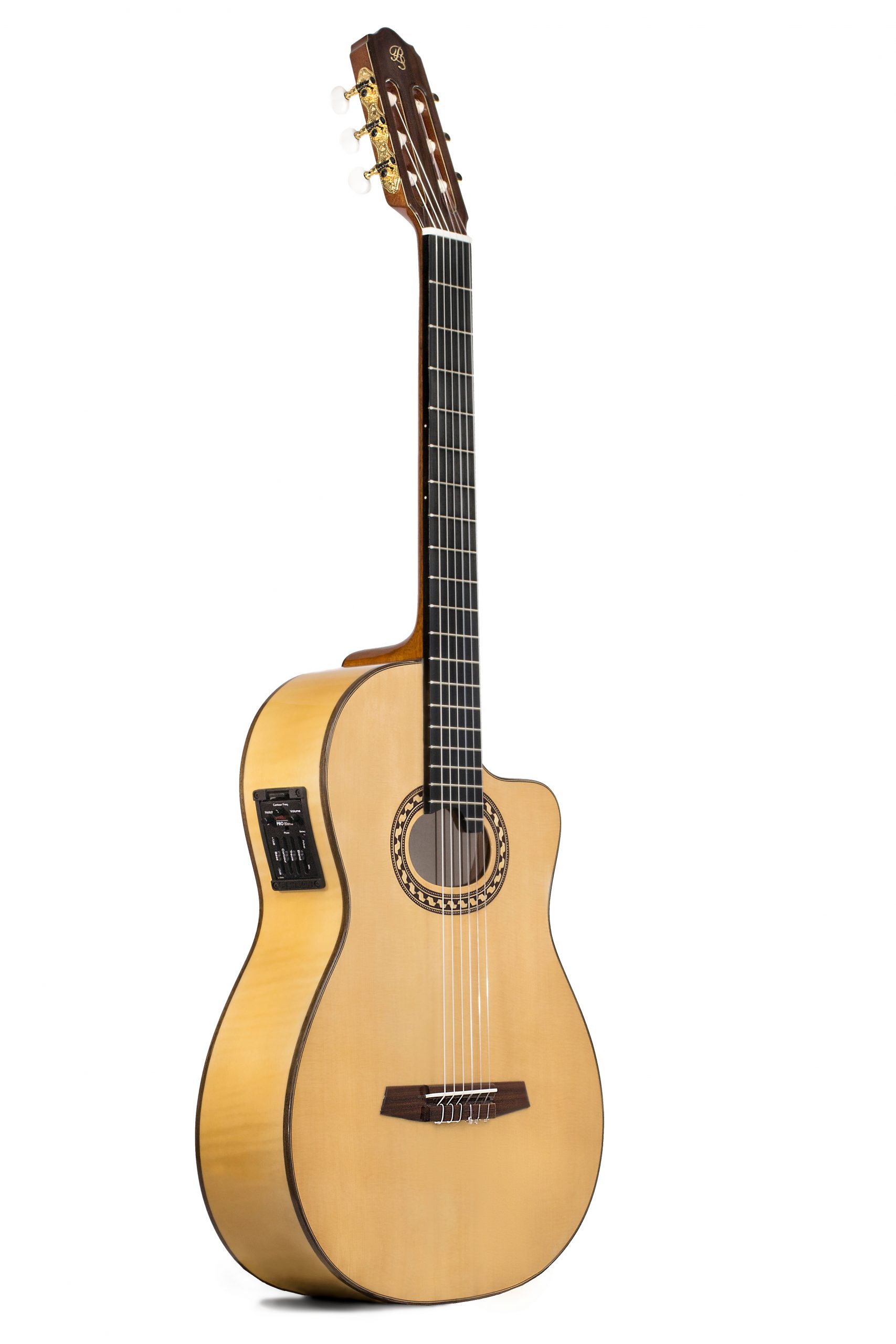 גיטרה פלמנקו מוגברת של הבונה פרודנסיו סאז. רוזטה אובאלית וחיתוך הגוף שמאמשא הגעה נוחה לשריגים הגבוהים