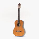 גיטרה קלאסית של פרנסיסקו אסטבה מדגם 7SR. לוח ארז מקדימה, גב וצדדים מעץ רוזווד הודי.