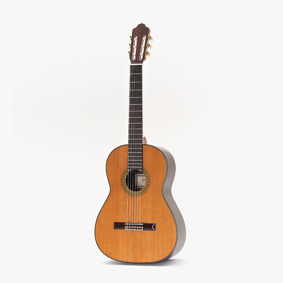 גיטרה קלאסית של פרנסיסקו אסטבה מדגם 7SR. לוח ארז מקדימה, גב וצדדים מעץ רוזווד הודי.