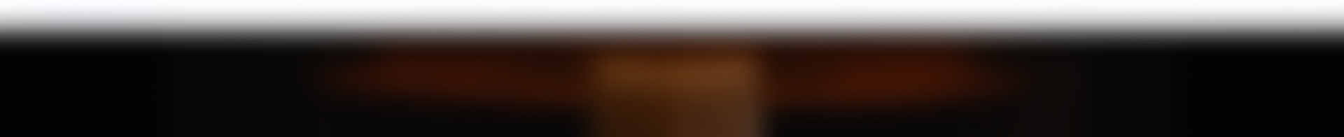 תמונת מטושטשת של גיטרה קלאסית שמשמת כמבר לאזור המוצרים למכירה