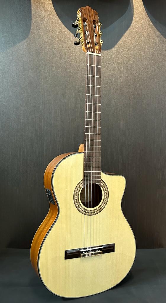 גיטרה קלאסית מוגברת